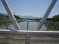 千曲川の鉄橋を渡ります